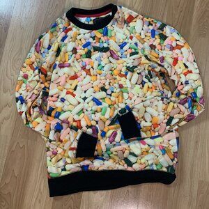 URBAN OUTFITTER CREWNECK SIZE MEDIUM AND GRAPHIC DESIGN OF PILLS